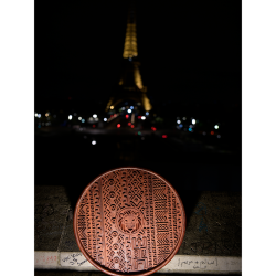 Plateau rond décoratif en bois sculpté – Design ethnique premium | WOULEY
