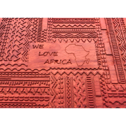 Sous-plat en bois gravé “We Love Africa” | Artisanat africain durable et élégant