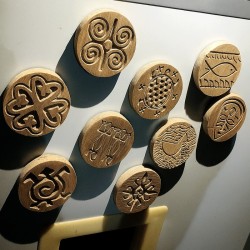 Magnets décoratifs en bois sculpté – Motifs artisanaux naturels | WOULEY