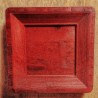 Assiette carrée en bois rouge – Artisanal, élégante et décorative | WOULEY