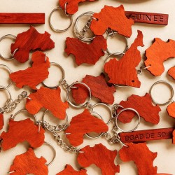 Porte-clé Afrique en bois artisanal – Accessoire unique WOULEY