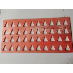 Panneau décoratif en bois rouge | Motifs africains découpés | Art mural Wouley