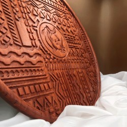 Sous-plat rond en bois gravé – Design Afrique 30 cm | WOULEY