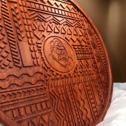 Sous-plat rond en bois gravé – Design Afrique 30 cm | WOULEY
