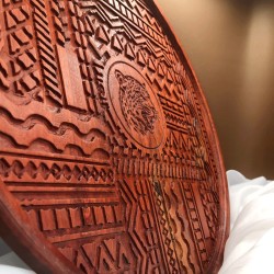 Sous-plat rond en bois gravé – Design Afrique 30 cm | WOULEY