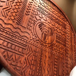 Sous-plat rond en bois gravé – Design Afrique 30 cm | WOULEY