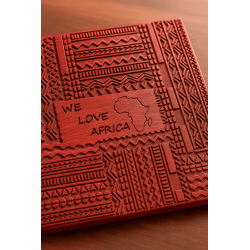 Sous-plat en bois gravé “We Love Africa” | Artisanat africain durable et élégant