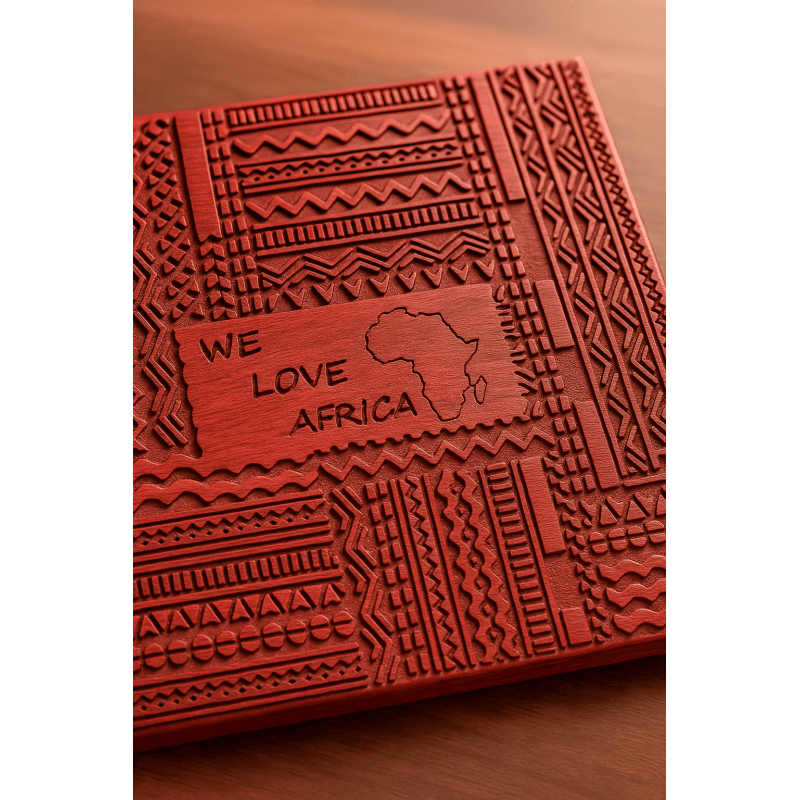 Sous-plat en bois gravé “We Love Africa” | Artisanat africain durable et élégant