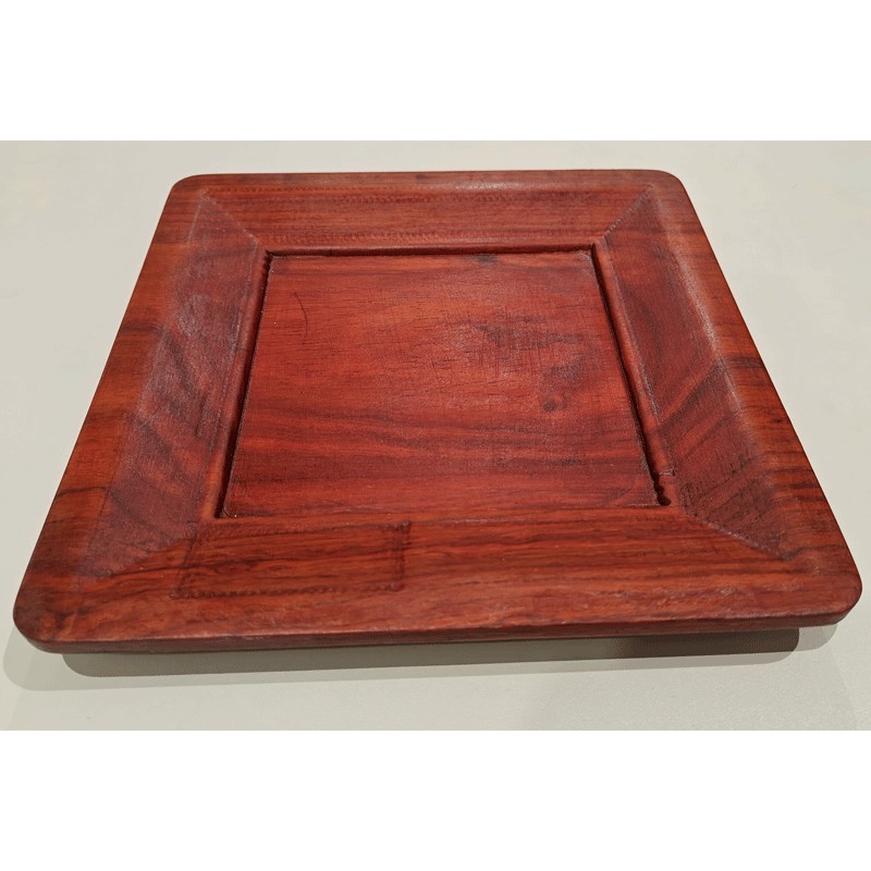 Assiette carrée en bois rouge – Artisanal, élégante et décorative | WOULEY