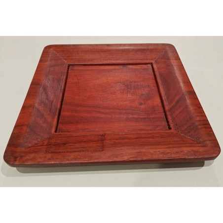 Assiette carrée en bois rouge – Artisanal, élégante et décorative | WOULEY