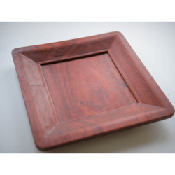 Assiette carrée en bois rouge – Artisanal, élégante et décorative | WOULEY