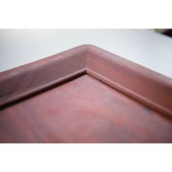Assiette carrée en bois rouge – Artisanal, élégante et décorative | WOULEY