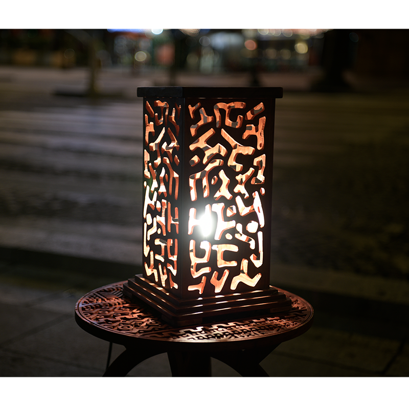 Luminaire décoratif en bois sculpté | Design artisanal